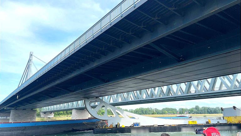 Frachtschiff mit hoher Ladung bleibt an der Rheinbrücke hängen