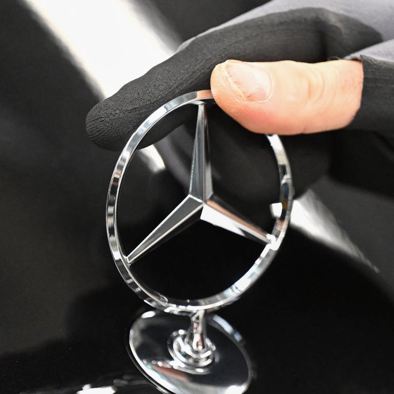 In einer neuen Produktionshalle von Mercedes-Benz in Gaggenau werden Ersatzteile wie Türen und Heckklappen produziert.