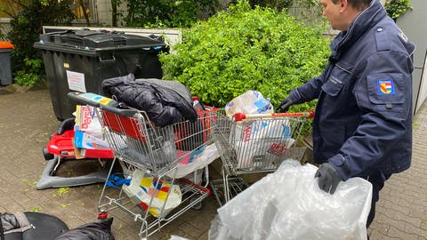 Illegal entsorgter Müll ist in Pforzheim ein Problem, dass die "Müll-Sheriffs" in Angriff nehmen (Foto: SWR)