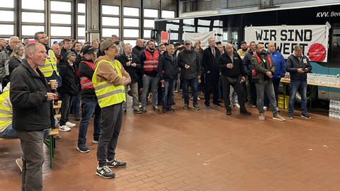 Beschäftigte der Verkehrsbetriebe Karlsruhe bei einer Streikversammlung am Freitag