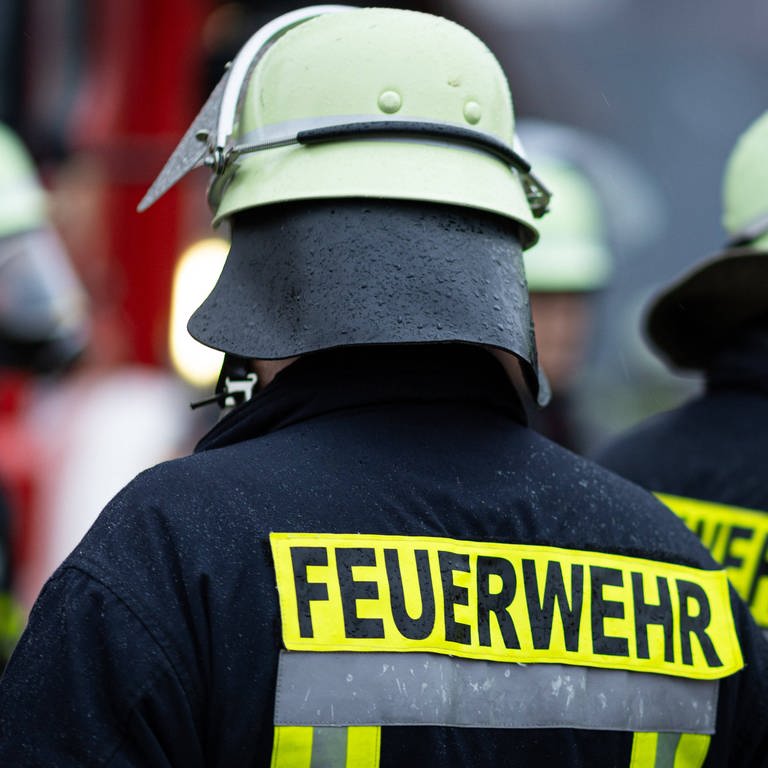 Symbolbild: Ein Feuerwehrmann steht in Einsatzkleidung bereit. Nach Brand in Bad Schönborn konnte die Leiche identifiziert werden.