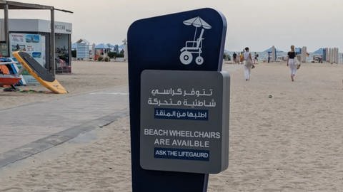 Weltreise im Rollstuhl: Schild am Strand in Dubai der auf den barrierefreien Zugang hinweist.