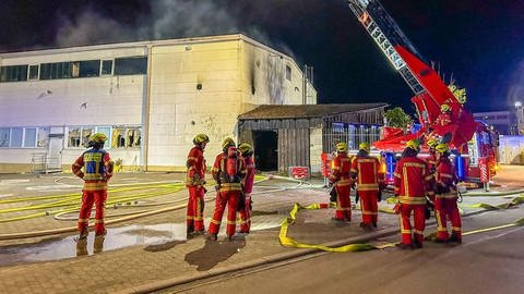 Bei einem Brand im Industriegebiet in Karlsdorf-Neuthard soll laut Polizei ein Schaden von einer Million Euro entstanden sein.