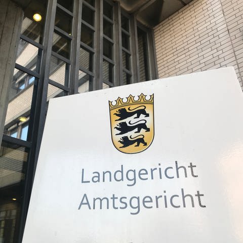 Schild an der Außenfassade des Land- und Amtsgerichts in Baden-Baden