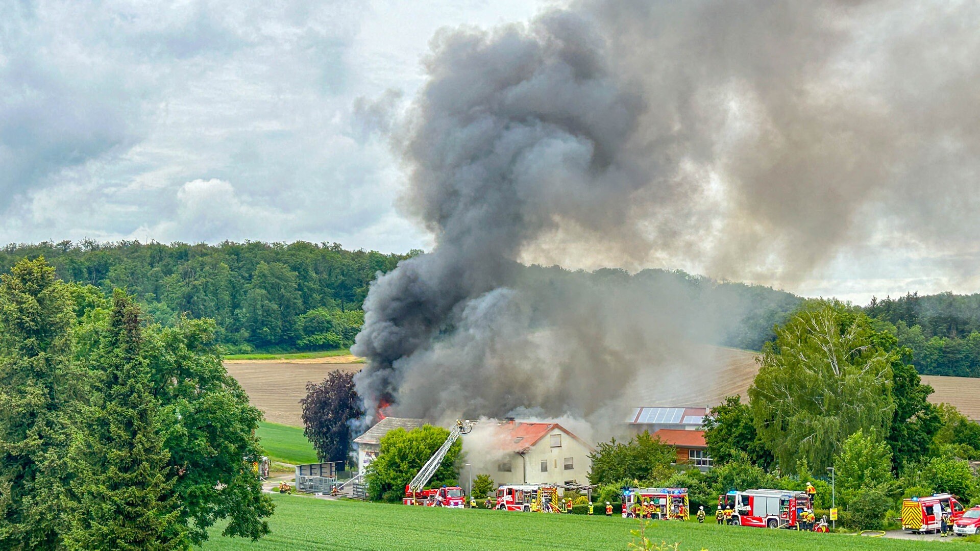 Kreis Karlsruhe Brand Einer Werkstatt Greift Auf Wohnhaus Ber Swr