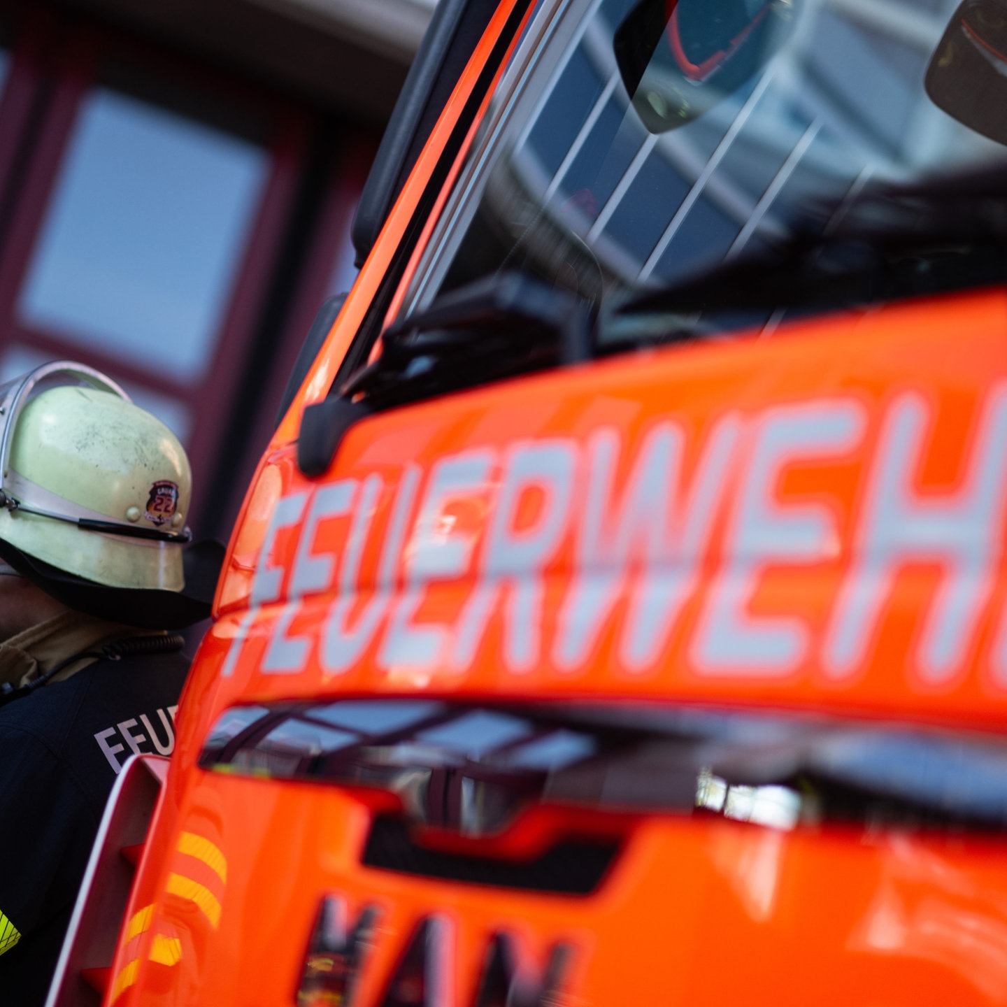 Stuttgart Feuerbach Flammen Greifen Von Autos Auf Wohnhaus Ber Swr