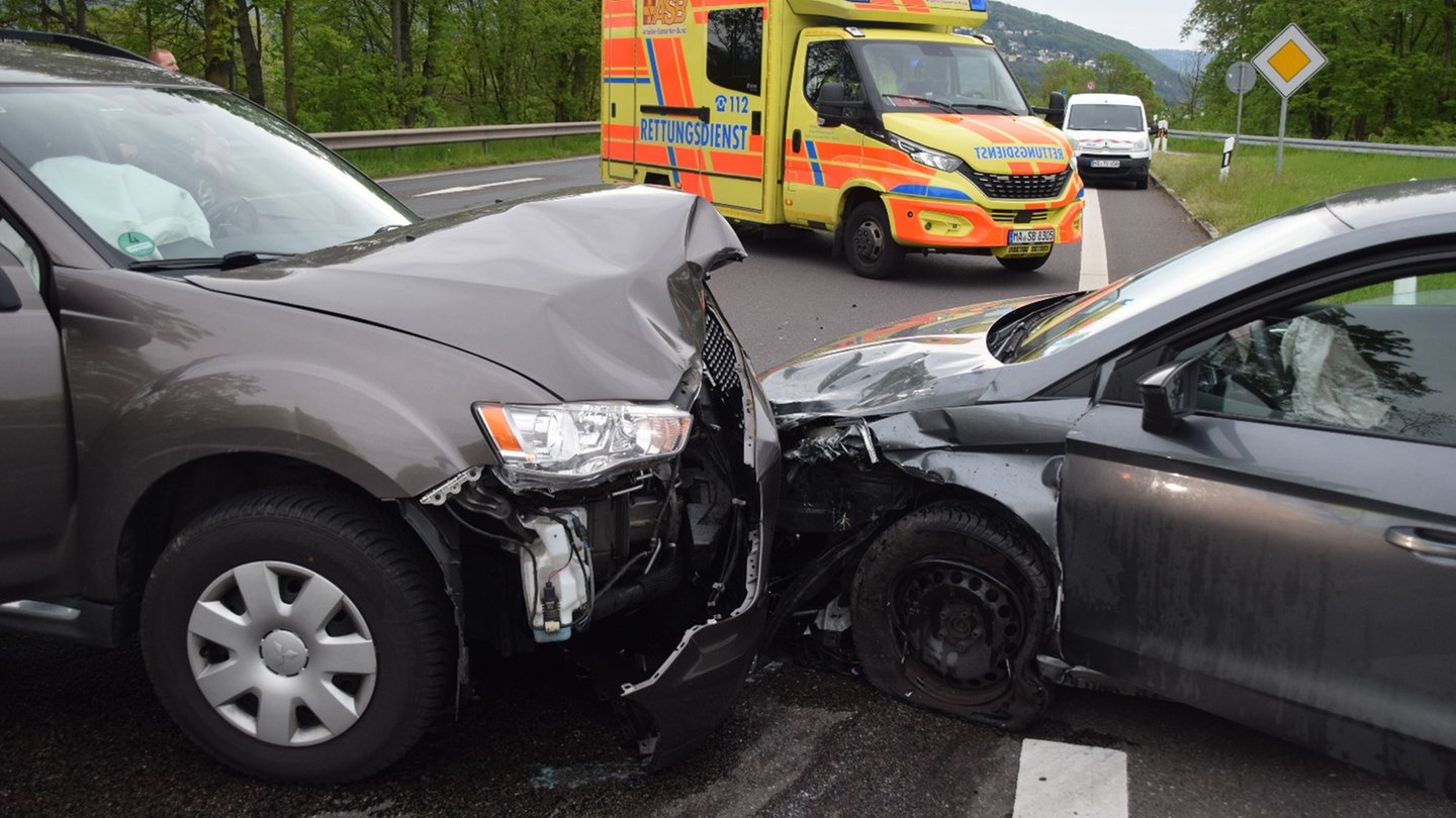 Zwei Autos Prallen Zwischen Schriesheim Und Ladenburg Aufeinander SWR