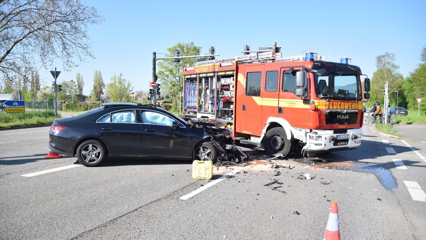 Auto Kracht In Heidelberg In Feuerwehrfahrzeug Im Einsatz Swr Aktuell