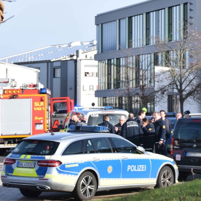Einsatzkräfte der Polizei sind an einer Schule in St. Leon-Rot (Rhein-Neckar-Kreis) im Einsatz. Bei der Gewalttat in der Schule ist nach Angaben der Polizei eine Schülerin von einem Schüler getötet worden.  (Foto: dpa Bildfunk, picture alliance/dpa | René Priebe)
