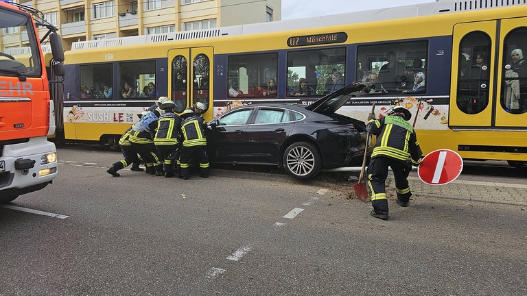 Unfall Sportwagen Kracht In Stuttgarter Stadtbahn Swr Aktuell