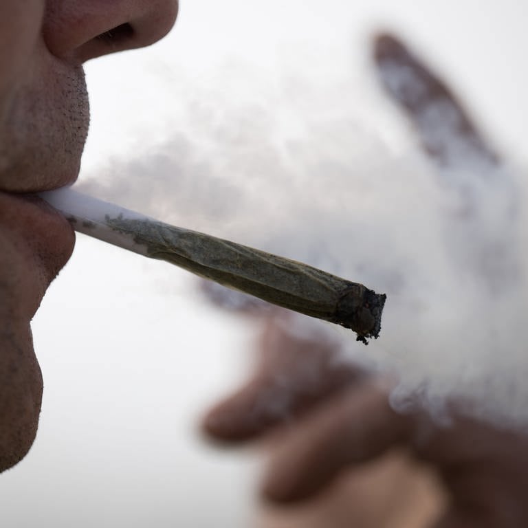 Ein Mann raucht einen Joint. (Foto: dpa Bildfunk, picture alliance/dpa | Sebastian Gollnow)