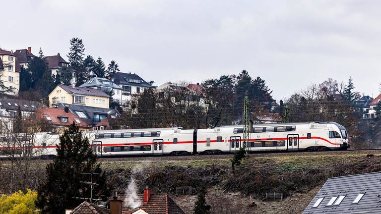 Ein IC auf der Gäubahn in Stuttgart