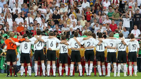 Die deutsche Nationalelf singt 2006 im Stuttgarter Stadion die Nationalhymne. (Foto: dpa Bildfunk, picture-alliance/ dpa | Karl-Josef Hildenbrand)