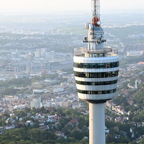Der SWR Fernsehturm in einer Dronenaufnahme mit Blick auf die umliegenden Häuser. (Foto: dpa Bildfunk, picture alliance/dpa | Bernd Weißbrod)