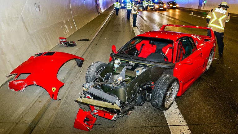 Ein zerstörter roter Ferrari im Engekbergtunnel auf der A81
