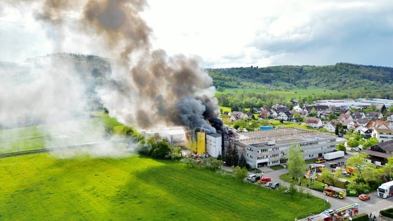 Dichter Rauch steigt von einer Lagerhalle in Schorndorf-Miedelsbach auf. 