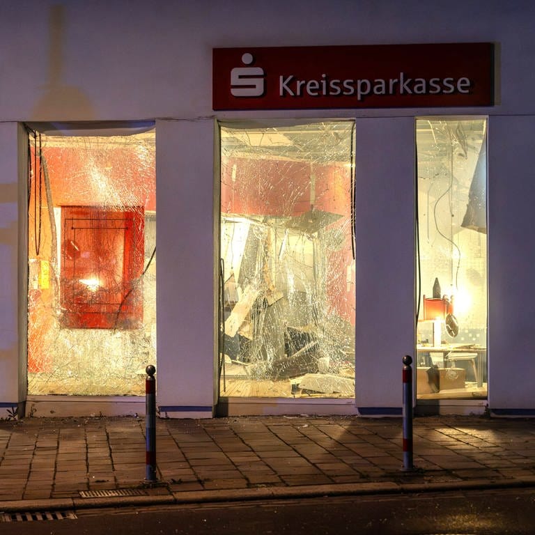 In Gerlingen (Kreis Ludwigsburg) haben Unbekannte einen Geldautomaten in einer Bankfiliale gesprengt.
