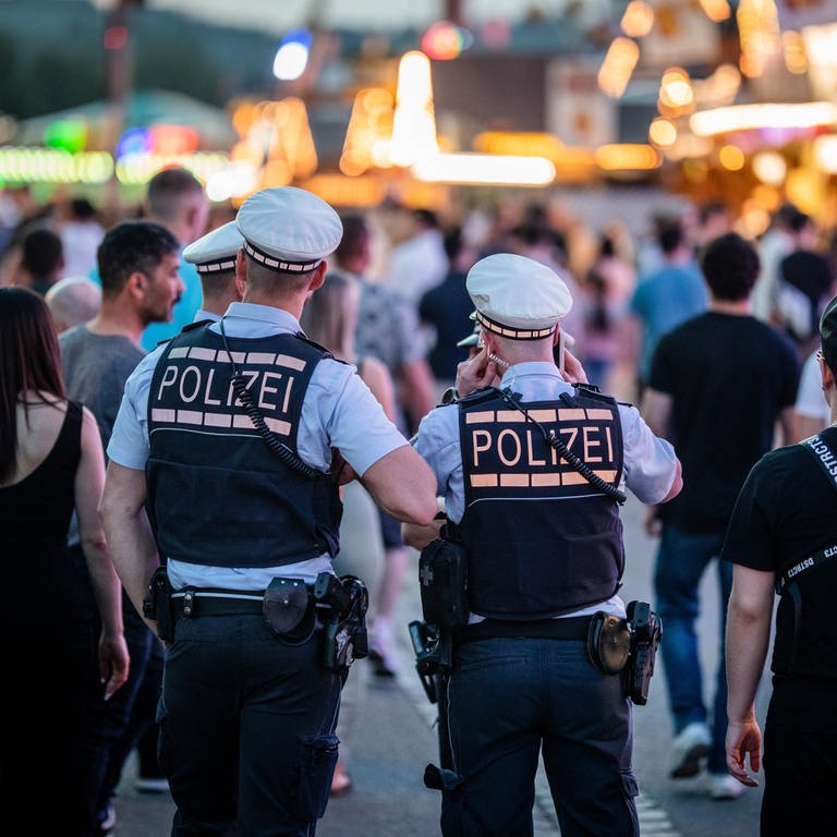 Zwei Polizeibeamte auf dem Stuttgarter Frühlingsfest 2024.