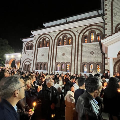 Viele Besucher bei Gottestdienst der griechisch-orthodoxen Kirche in Esslingen