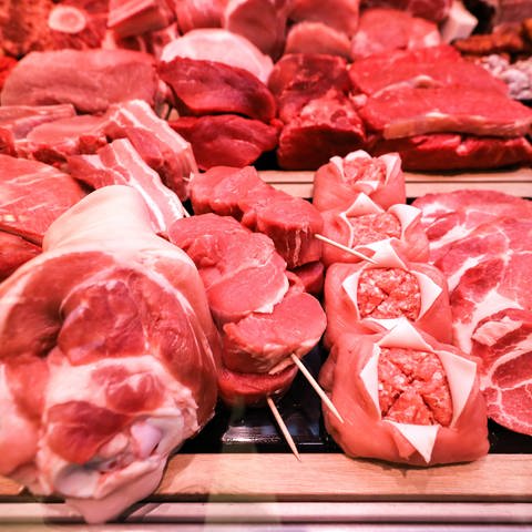 Verschiedene Sorten Fleisch liegen in einer Fleischtheke. 