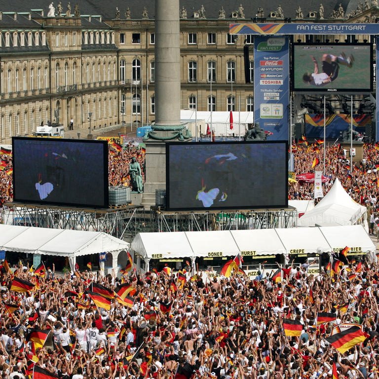 Public Viewing auf dem Schlossplatz Stuttgart beim "Sommermärchen", der WM 2006 in Deutschland: Als Host City der EURO 2024 hofft die Landeshauptstadt auf eine Neuauflage.