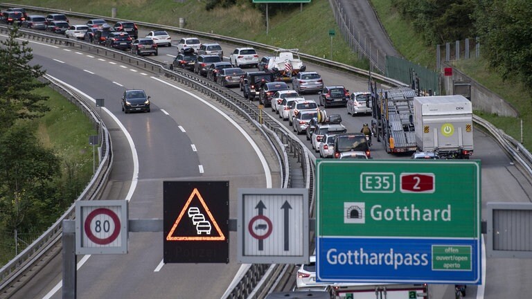 Viel Stau und Verkehr Maut für Gotthard Tunnel in der Schweiz SWR