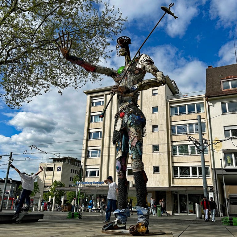Skulptur "der Plastikmensch" in Freiburg (Foto: SWR, Louise Schöneshöfer)
