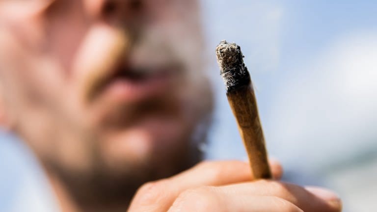 Die Teilnehmenden einer Basler Studie dürfen legal Joints rauchen. (Foto: picture-alliance / Reportdienste, Christoph Söder)
