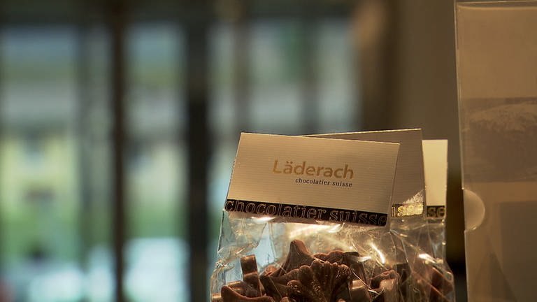 Die Vorwürfe gegen den Schweizer Schokoladenhersteller Jürg Läderach belasten den Familienbetrieb mit weltweit rund 150 Filialen, davon auch fünf in Baden-Württemberg.  (Foto: Schweizer Fernsehen)