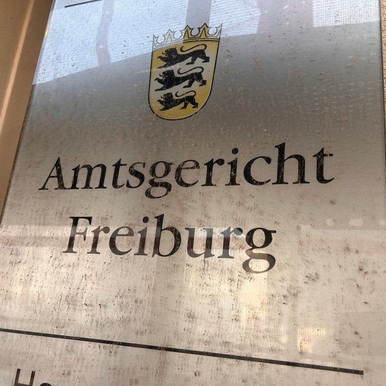Schild vom Amtsgericht in Freiburg  (Foto: SWR)