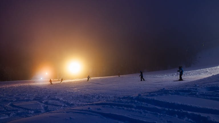 Skifahrer fahren im Schwarzwald nach dem erneuten Wintereinbruch wieder über die Piste. (Foto: picture-alliance / Reportdienste, Philipp von Ditfurth)