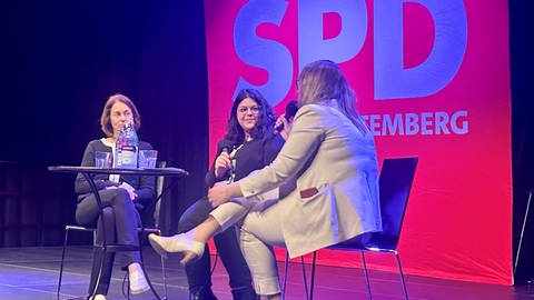 Drei Frauen sitzen vor SPD Leinwand auf einem Podium  (Foto: SWR)