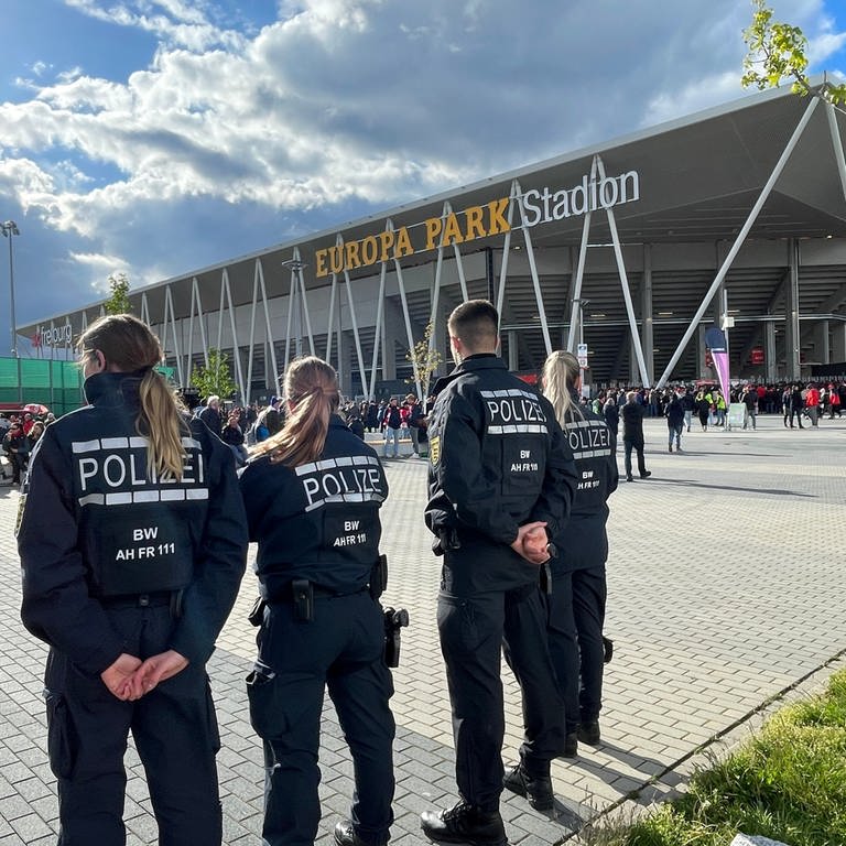 Polizei vor Europapark-Stadion (Foto: SWR, Anita Westrup)