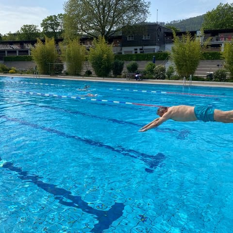 Freiburgs Finanz- und Ordnungsbürgermeister, zu dessen Ressorts auch Sport gehört, war einer der ersten Badegäste beim Saisonstart des Freiburger Strandbads 2024.  (Foto: SWR, Sebastian Bargon)