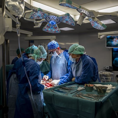 Das Personal eines Operationssaals führt eine Transplantation durch. (Foto: dpa Bildfunk, picture alliance/dpa/KEYSTONE | Martial Trezzini)