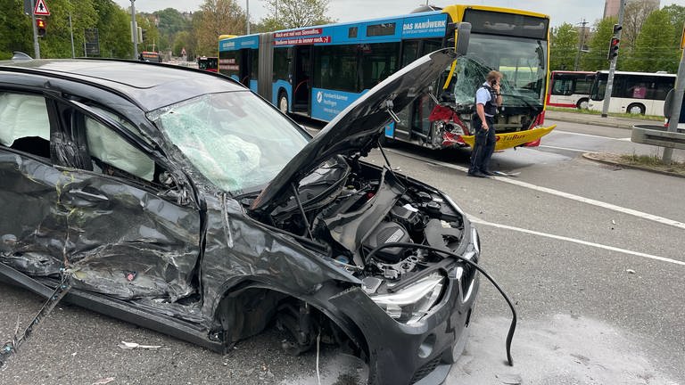 Am Dienstagnachmittag ist in der Europastraße ein Autofahrer ersst mit einem Bus und dann mit einem Escooter zusammengeprallt. Zwei Menschen wurden schwer verletzt. 