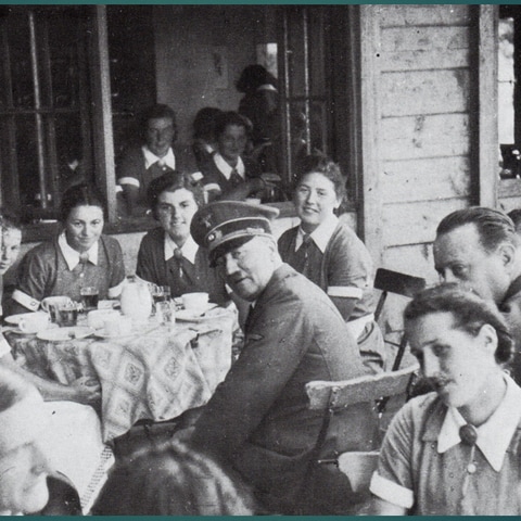 Adolf Hitler mit Frauen des Reichsarbeitsdienstes im Teehaus des Führerhauptquartiers der Nazis am Kniebis (Foto: Walter-Frentz-Collection )