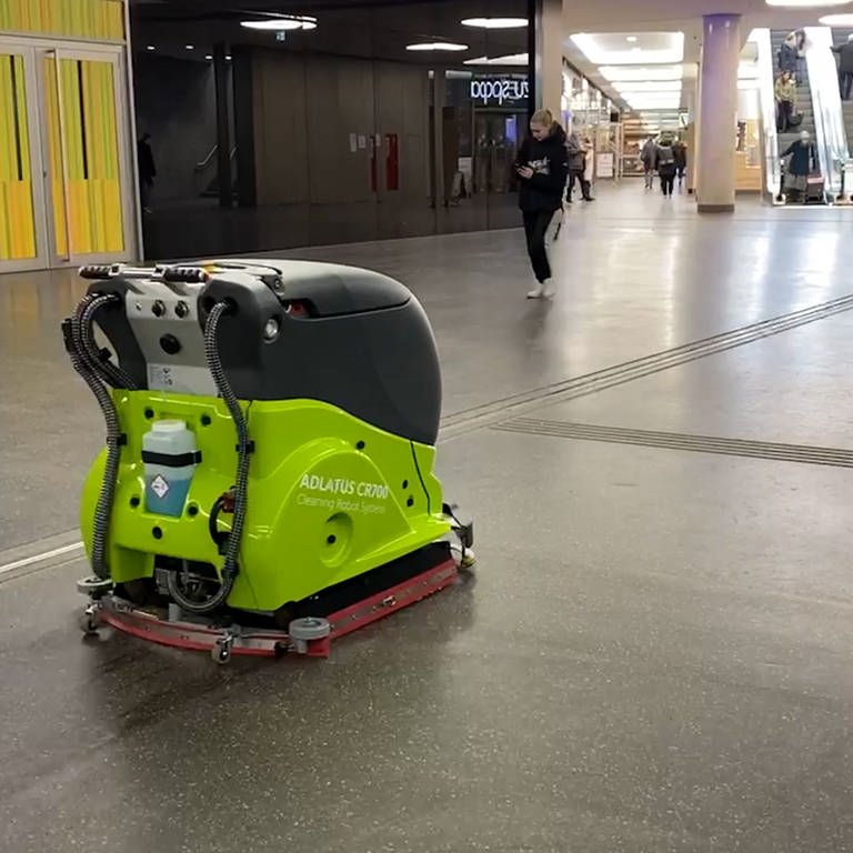 In der Sedelhof-Passage in Ulm zieht ein selbstfahrender Putzroboter seine Runden. Bei diesem Testlauf soll sich zeigen, wie Passanten auf den Roboter reagieren. 
