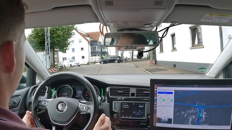 Fahrer im Auto schaut durch Windschutzscheibe seines Autos: Verschiedene Firmen und Forschungseinrichtungen haben in Ulm automatisiertes Fahren getestet und ziehen jetzt Bilanz.