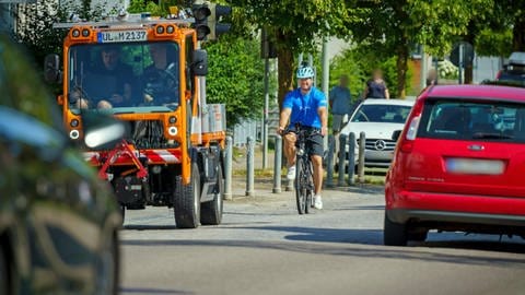 Ein Radfahrer im Straßenverkehr: Verschiedene Firmen und Forschungseinrichtungen haben in Ulm automatisiertes Fahren getestet und ziehen jetzt Bilanz.