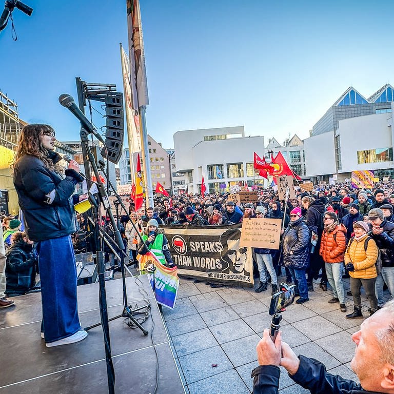 Rund 10.000 Menschen haben in Ulm gegen Rechtsextremismus und für Demokratie demonstriert. (Foto: SWR, Volker Wüst)