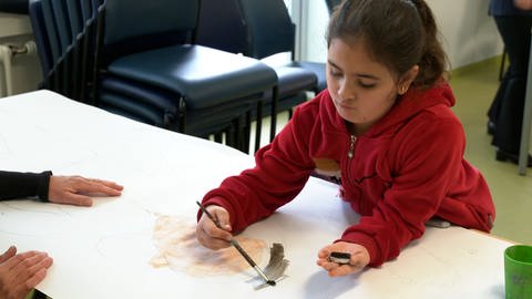 Kinder in der LEA in Ellwangen malen ihre Träume vom Frieden. Malen ist hier auch Therapie. (Foto: SWR)