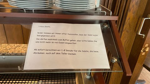 Ein Hinweis am Salat-Buffett Tresen: Wer sich mehr auf den Teller lädt, als er essen kann, zahlt einen Euro Strafgebühr. So kämpft ein Gastwirt aus Westhausen (Ostalbkreis) gegen die Lebensmittelverschwendung.