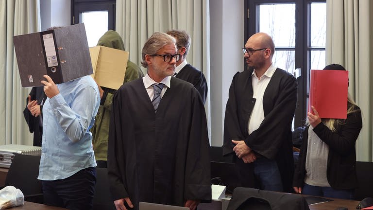 Ein Ehepaar und ein Bekannter sind Angeklagte im Prozess um den Doppelmord in Altenstadt (Kreis Neu-Ulm). Am Landgericht Memmingen forderte die Staatsanwaltschaft lebenslange Haftstrafen für das Paar (Archivbild).
