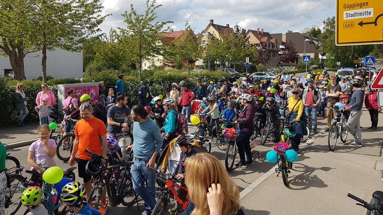 Rund 300 Kinder und Eltern beteiligten sich am Samstag (4.5.) in Heidenheim an einer Fahrraddemo. (Foto: VCD Heidenheim, Sebastian Hyneck)