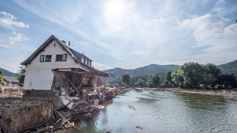 Ein nach der Hochwasserkatastrophe völlig zerstörtes Haus steht am Ufer der Ahr.