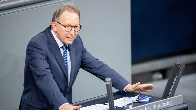 CDU-Bundestagsabgeordneter Erwin Rüddel steht am Redner-Pult (Foto: dpa Bildfunk, Picture Alliance)