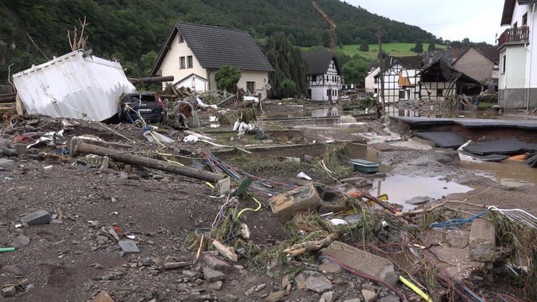 Durch die schweren Unwetter sind im Landkreis Ahrweiler in Rheinland-Pfalz mindestens vier Menschen ums Leben gekommen. 70 Menschen werden noch vermisst, teilte die Polizei mit. 