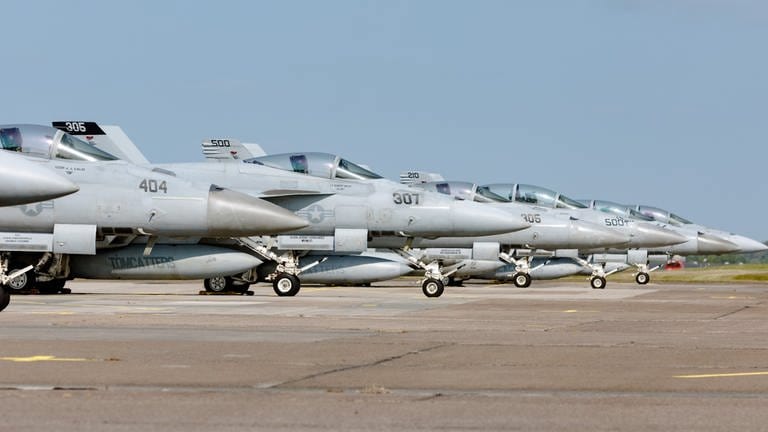 Acht Jets vom Typ F18 der US Marine parken auf dem Luftwaffenstützpunkt Hohn. Sie werden an der Übung Air Defender 23 teilnehmen.