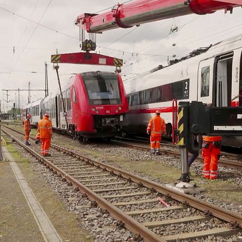 Fachleute haben nach dem Zusammenstoß von zwei Zügen in Worms den ICE und die Regionalbahn abtranpsortiert.  (Foto: SWR)